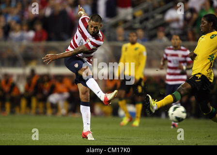 11.09.2012. Columbus, Ohio, USA. Clint Dempsey (USA) prend un coup de feu. Les États-Unis de l'équipe nationale masculine a joué la Jamaïque de l'équipe nationale masculine à Columbus Crew Stadium à Columbus, Ohio dans un troisième tour de la CONCACAF match de qualification pour la Coupe du Monde de la FIFA pour la Coupe du Monde Brésil 2014. Banque D'Images