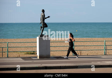 Brighton UK 12 septembre 2012 une femme passe devant la statue de l'athlète Steve Ovett sur le front de mer de Brighton ce matin Banque D'Images