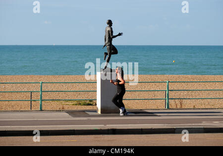 Brighton UK 12 septembre 2012 une femme passe devant la statue de l'athlète Steve Ovett sur le front de mer de Brighton ce matin Banque D'Images