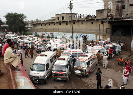 Karachi, Pakistan. 12 Septembre, 2012. Les secouristes effectuer un sauvetage sur le site de l'usine de vêtements brûlés à Karachi le 12 septembre 2012. Au moins 289 travailleurs ont été brûlés lors de l'incendie a ravagé une usine de vêtements à Karachi. Banque D'Images