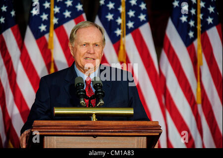 12 septembre 2012 - États-Unis - Légende de golf Jack Nicklaus parle lors d'une cérémonie sur la colline du Capitole mercredi. Le Congrès des États-Unis a reçu la médaille d'or du Congrès au golfeur Arnold Palmer pour ses contributions au jeu de golf et ses contributions civiles à la nation. (Crédit Image : ©/ZUMAPRESS.com) Marovich Pete Banque D'Images