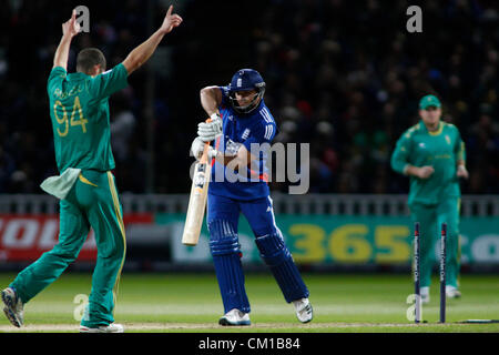 12/09/2012 Angleterre, Edgbaston. Wayne Parnell célèbre le guichet de Michael Lumb durant la 3ème Nat West T20 cricket entre l'Angleterre et l'Afrique du Sud a joué à Edgbaston Cricket Ground : crédit obligatoire : Mitchell Gunn Banque D'Images