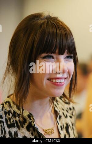 Narita, Tokyo, Japon. 13 septembre 2012. Artiste canadienne de l'enregistrement et l'auteur-compositeur Carly Rae Jepsen arrive à l'Aéroport International de Narita. Jepsen est au Japon pour promouvoir son nouveau single 'Kiss' ce qui est prévu pour être publié au Japon le 19 septembre. Credit : AFLO Co.,Ltd / Alamy Live News Banque D'Images