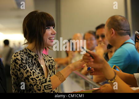 Narita, Tokyo, Japon. 13 septembre 2012. Artiste canadienne de l'enregistrement et l'auteur-compositeur Carly Rae Jepsen arrive à l'Aéroport International de Narita. Jepsen est au Japon pour promouvoir son nouveau single 'Kiss' ce qui est prévu pour être publié au Japon le 19 septembre. Credit : AFLO Co.,Ltd / Alamy Live News Banque D'Images