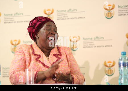 Pretoria, Afrique du Sud. 12 septembre 2012. Accueil sortant Ministre des affaires étrangères Nkosazana Dlamini-Zuma au cours de sa cérémonie d'adieu le 12 septembre 2012 à Pretoria, Afrique du Sud. Dlamini-Zuma quitte le ministère de l'Intérieur à prendre sur son nouveau rôle de président de l'Union africaine à Addis-Abeba. (Photo par Gallo / images / Vathiswa Ruselo Sowetan) Banque D'Images