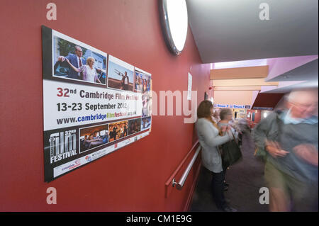 Les clients quittent à la fin d'un film à l'Arts Picturehouse Cambridge UK 13 septembre 2012. Le 32e Festival du Film de Cambridge a commencé aujourd'hui. Le Festival, une fête du cinéma à travers le monde, se déroule du 13 au 23 septembre avec des films montrant au Arts Picturehouse et un éventail de lieux intérieurs et extérieurs à travers Cambridge. Banque D'Images