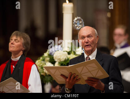 Apollo 11 pilote du module de commande Michael Collins mène prières pendant un service commémoratif célébrant la vie de Neil Armstrong, 13 septembre 2012 à la cathédrale nationale de Washington, DC. Armstrong, le premier homme à marcher sur la lune au cours de la mission Apollo 11 de 1969, est mort le 25 août. Il a été 82. Banque D'Images