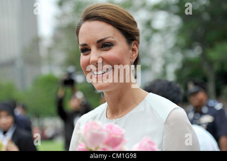 14 septembre 2012 - Kuala Lumpur, Malaisie - CATHERINE, duchesse de Cambridge, sourire alors qu'elle marche dans le jardin de KLCC au cours de l'événement Foire culturelle à Kuala Lumpur. Le prince William et son épouse Catherine sont la visite de la capitale malaisienne Kuala Lumpur dans le cadre d'une tournée du Pacifique et du sud-est asiatique marquant la reine Elizabeth II, jubilé de diamant. (Crédit Image : © Najjua ZUMAPRESS.com)/Zulkefli Banque D'Images