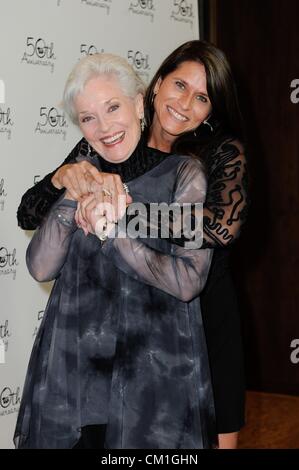 Lee Meriwether, fille Lesley une lettre devant le hall des arrivées pour le théâtre à l'Ouest, le Gala 50e anniversaire Taglyan complexe culturel, Los Angeles, CA Septembre 13, 2012. Photo par : Sara Cozolino/Everett Collection Banque D'Images