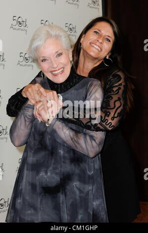 Lee Meriwether, fille Lesley une lettre devant le hall des arrivées pour le théâtre à l'Ouest, le Gala 50e anniversaire Taglyan complexe culturel, Los Angeles, CA Septembre 13, 2012. Photo par : Sara Cozolino/Everett Collection Banque D'Images