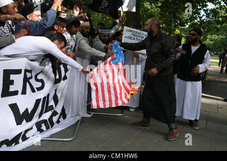 Londres, Royaume-Uni, 14/09/2012, les musulmans démontrent à l'ambassade américaine à Londres. S'opposent à l'anti-islamisme film 'Innocence des musulmans" qui insulte Mohammed Mario Mitsis / Alamy Live News Banque D'Images