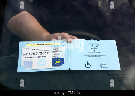 Carte de stationnement pour personnes handicapées (son disque de stationnement valide un permis badge bleu) UK Banque D'Images