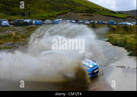 14.09.2012 Powys, Pays de Galles. Craig Breen (IRL) et Co-Driver Paul Nagle (IRL) dans la # 32 Craig Breen Ford Fiesta S2000 s'attaquer aux éclaboussures d'eau sur le premier passage de l'étape d'agneau doux (SS2) au cours de la 1re journée de Wales Rally GB, série 10 de la FIA Word Rally Championship. Credit : Action Plus de Sports / Alamy Live News Banque D'Images