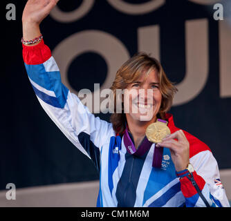 14 Septembre, 2012. Katherine Grainger, MBE, vagues et montre sa médaille d'or double crânes à la foule à la fin de la parade retour à l'honneur de l'Ecosse Olympiens et Paralympiens à George Square, Glasgow. Banque D'Images