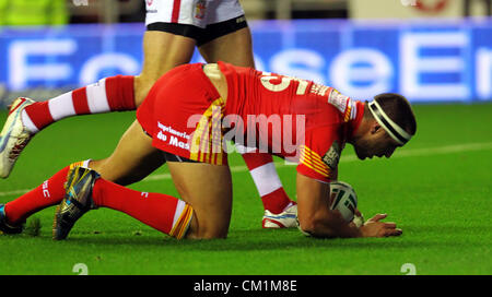 14.09.2012 Wigan, Angleterre. La ligue de rugby. Wigan Warriors v des Dragons Catalans . Centre des Dragons Catalans Vincent Duport plonge à travers la ligne de marquer un essai pendant la Stobart Super League jouer hors jeu joué au DW Stadium. Malheureusement, dans ce cas, l'essayer est rejetée Banque D'Images