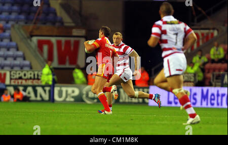 14.09.2012 Wigan, Angleterre. La ligue de rugby. Wigan Warriors v des Dragons Catalans . Des Dragons Catalans Full Retour Clint Greenshields en action pendant la Stobart Super League Play Off match joué au Stade DW. Banque D'Images