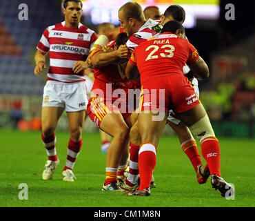 14.09.2012 Wigan, Angleterre. La ligue de rugby. Wigan Warriors v des Dragons Catalans . Wigan Warriors English Prop Lee Mossop et des Dragons Catalans Prop Lopini Paea en action pendant la Stobart Super League Play Off match joué au Stade DW. Banque D'Images