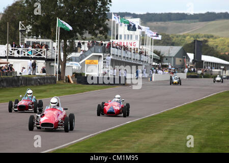 Le premier jour du Goodwood Revival meeting, près de Chichester, Sussex a débuté aujourd'hui avec un vendre foule. La renaissance est une étape magique dans le temps', présentant un mélange de voitures et de l'aviation des années 40, 50 et 60 et est l'un des plus populaires courses automobiles historiques dans le monde. Pour plus de renseignements, veuillez visiter www.goodwood.co.uk/renaissance. La photo montre la qualification pour l'Richmond & Gordon Trophée - Formule 1 et voitures de Formule Intercontinental qui a couru entre 1954 et 1961 Banque D'Images