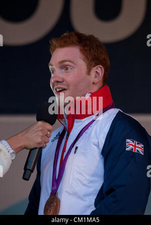 14 Septembre, 2012. Daniel Purvis, membre de l'primé de bronze de l'équipe de gymnastique masculine, est interviewé à la fin de la parade retour à l'honneur athlètes olympiques et paralympiques de Londres 2012 à George Square, Glasgow, Banque D'Images