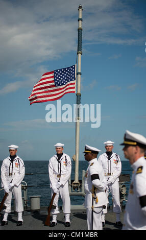 Le drapeau américain sur l'USS mer des Philippines est vu en berne au cours de l'inhumation en mer service pour son mari l'astronaute Neil Armstrong Apollo 11 le 14 septembre 2012 à bord du USS mer des Philippines dans l'océan Atlantique. Armstrong, le premier homme à marcher sur la lune au cours de la mission Apollo 11 de 1969, est mort le 25 août. Il a été 82. Banque D'Images