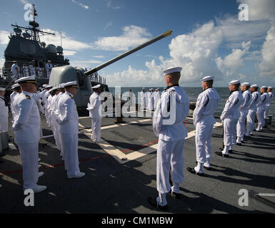 Les membres de la marine se préparer pour le début de l'enterrement en mer service pour son mari l'astronaute Neil Armstrong Apollo 11 le 14 septembre 2012 à bord du USS mer des Philippines dans l'océan Atlantique. Armstrong, le premier homme à marcher sur la lune au cours de la mission Apollo 11 de 1969, est mort le 25 août. Il a été 82. Banque D'Images