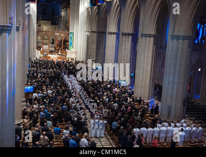 Le plomb par les acolytes de la nef à la conclusion d'un service commémoratif célébrant la vie de Neil Armstrong, 13 septembre 2012 à la cathédrale nationale de Washington, DC. Armstrong, le premier homme à marcher sur la lune au cours de la mission Apollo 11 de 1969, est mort le 25 août. Il a été 82. Banque D'Images