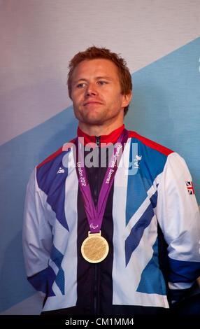 14 Septembre, 2012. Craig Maclean, qui a remporté la médaille d'or pour pilote Anthony Kappes, à la fin de la parade retour à l'honneur de l'Ecosse Olympiens et Paralympiens à George Square, Glasgow. Banque D'Images