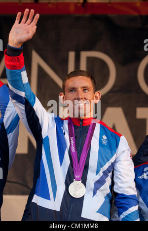 14 Septembre, 2012. David Florence, médaillée d'argent en slalom C2,salue la foule à la fin de la parade retour à l'honneur de l'Ecosse Olympiens et Paralympiens à George Square, Glasgow. Banque D'Images