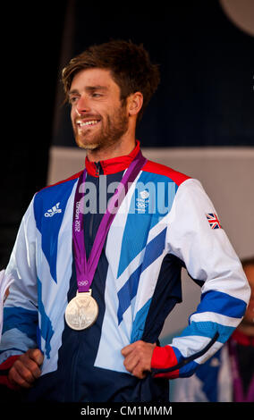 14 Septembre, 2012. Luke Patience, médaillée d'argent à la classe 470, à la fin de la parade retour à l'honneur de l'Ecosse Olympiens et Paralympiens à George Square, Glasgow. Banque D'Images