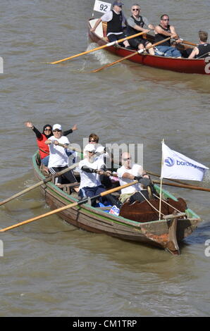 Le grand fleuve, la race est une course d'Aviron annuelle sur la Tamise à Londres, parfois connu sous le nom de London'sRiver Marathon. Le cours est une épreuve épuisante 21 milles. La course sera exécuté en amont du Dockla Banque D'Images