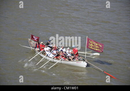 Le grand fleuve, la race est une course d'Aviron annuelle sur la Tamise, Londres savent parfois comme London's River Marathon. Le cours est une épreuve épuisante 21 milles. La course sera exécuté en amont des Docklands à l'est à Ham, Richmond, dans l'ouest. Plus de 300 rangs et de l'artisanat traditionnel canot prendre part y compris les bateaux-dragons chinois, Hawaiian les pirogues de guerre, et un bateau long Viking. Banque D'Images