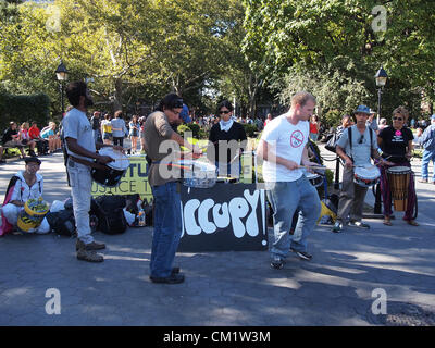 Occupy Wall Street protestataire sont parmi les nombreux musiciens se sont réunis à New York Washington Square Park le 15 septembre 2012 pour marquer le premier anniversaire du mouvement le 17 septembre 2012. © Katharine Andriotis Banque D'Images