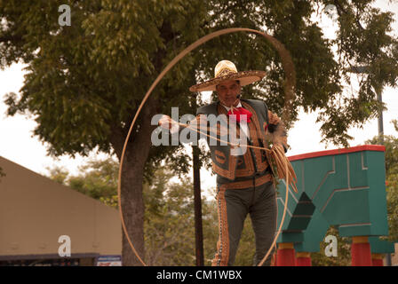 15 septembre 2012 San Antonio, Texas, USA - Charro Jerry Diaz effectue lors de l'Assemblée LULAC Diez y seis célébration à la Plaza Guadalupe. Diez y seis est le jour de l'indépendance mexicaine. Banque D'Images