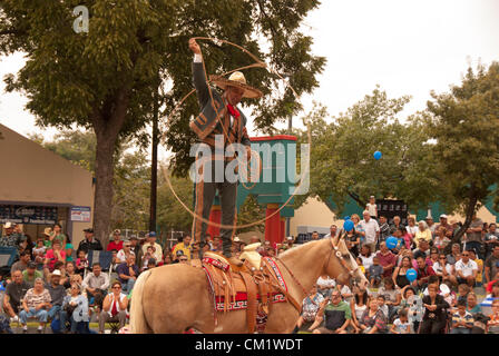 15 septembre 2012 San Antonio, Texas, USA - Charro Jerry Diaz effectue lors de l'Assemblée LULAC Diez y seis célébration à la Plaza Guadalupe. Diez y seis est le jour de l'indépendance mexicaine. Banque D'Images