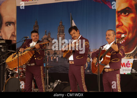 15 septembre 2012 San Antonio, Texas, USA - Mariachi Internacional effectue lors de l'Assemblée LULAC Diez y seis célébration à la Plaza Guadalupe. Diez y seis est le jour de l'indépendance mexicaine. Banque D'Images