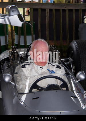 Goodwood, UK. John Surtee's OBE derrière le volant d'une Porsche 804 de 1962 à 2012 le Goodwood Revival meeting. Banque D'Images