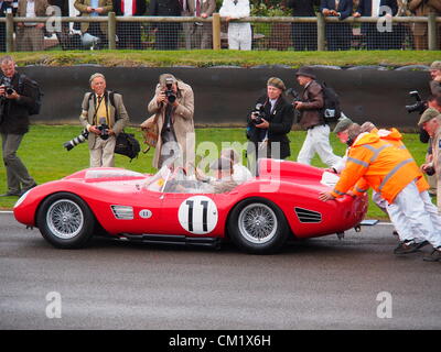 Goodwood Revival Jour de pratique vendredi 14 septembre.2012. Voiture de course historique numéro 11 avec conducteur et passager quitte son Appuyez sur start sur la piste, entouré par les photographes. Banque D'Images