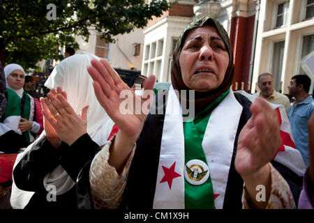 Londres, Royaume-Uni. Samedi 15 septembre 2012. République de protestation devant l'ambassade de Russie à Londres, Royaume-Uni. De nombreux manifestants de la Syrie se réunissent dans la démonstration, et à chanter et chanter contre le soutien de la Russie du régime Assad. Banque D'Images