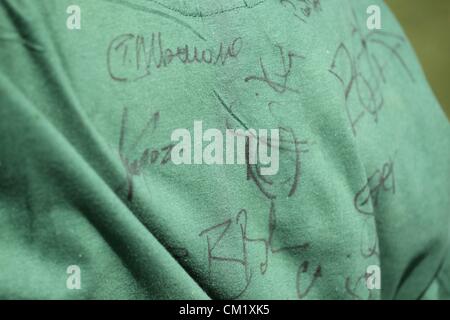 GANSBAAI, AFRIQUE DU SUD - le 15 septembre, des autographes pendant le Springbok Sevens clinique d'entraînement à l'Absa espaces réservés au sport center le 15 septembre 2012 à Gansbaai, Afrique du Sud Photo de Luke Walker / Images Gallo Banque D'Images