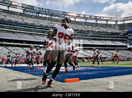 16 septembre 2012 - Floride, États-Unis - Tampa Bay Buccaneers Aqib Talib évoluait (25) se réchauffe jusqu'à jouer les Giants de New York au Stade MetLife à East Rutherford, New Jersey. le dimanche. (Crédit Image : © Daniel Wallace/Tampa Bay Times/ZUMAPRESS.com) Banque D'Images