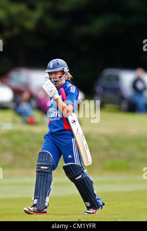 16/09/2012 Arundel, Angleterre. Danielle Wyatt marche off après avoir été rejeté au cours de la cinquième womens T20 International match entre l'Angleterre et l'Antilles joué à Arundel Castle Cricket Ground : crédit obligatoire : Mitchell Gunn Banque D'Images