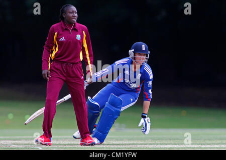 16/09/2012 Arundel, Angleterre. Sarah Taylor exécute un seul au cours de la cinquième womens T20 International match entre l'Angleterre et l'Antilles joué à Arundel Castle Cricket Ground : crédit obligatoire : Mitchell Gunn Banque D'Images