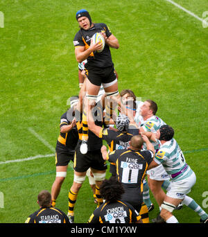 Blocage de l'Angleterre Tom Palmer et le reste des guêpes avant de démontrer leur alignement des compétences dans leur victoire sur London Irish à leur premier match de la saison à Adams Park Banque D'Images