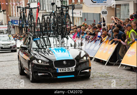 GUILDFORD, Royaume-Uni, 16ÈME SEP 2012. Sky Pro Cycling Team véhicule d'assistance suit le peloton. Banque D'Images