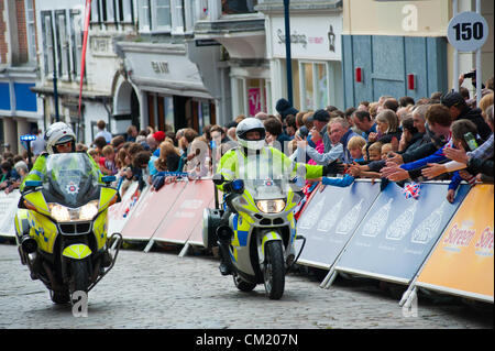 GUILDFORD, Royaume-Uni, 16ÈME SEP 2012. Un agent de police atteint sa main à la foule qu'il monte vers le bas Guildford High St. La foule sont bordant la route pour la visite de la Grande-Bretagne. Banque D'Images