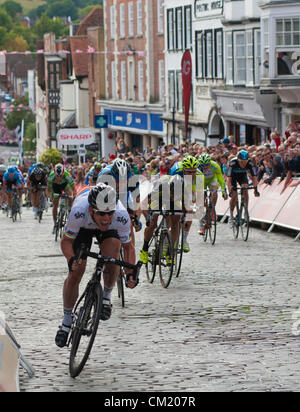 GUILDFORD, Royaume-Uni, 16ÈME SEP 2012. Mark Cavendish se détache sur le sprint final pour remporter la dernière étape du Tour de Grande-Bretagne. Banque D'Images