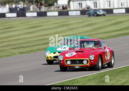 Goodwood Estate, Chichester, Royaume-Uni. 15 septembre 2012. Arturo Merzario photographié au volant d'une red 1960 Ferrari 250 GT SWB/C suivi de près par Alain de Cadnet dans une Ferrari 250 GTO au cours de la célébration. TT RAC La renaissance est une étape magique dans le temps', présentant un mélange de voitures et de l'aviation des années 40, 50 et 60 et est l'un des plus populaires courses automobiles historiques dans le monde. Pour plus de renseignements, veuillez visiter www.goodwood.co.uk/renaissance. Banque D'Images