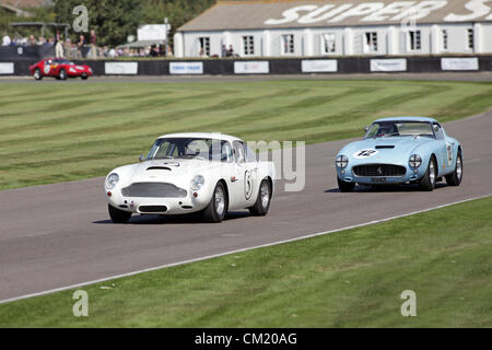 Goodwood Estate, Chichester, Royaume-Uni. 15 septembre 2012. 1960 Aston Martin DB4GT et Ferrari 250 GTO SWB/C en photo au cours de la célébration de l'ACFC TT. La renaissance est une étape magique dans le temps', présentant un mélange de voitures et de l'aviation des années 40, 50 et 60 et est l'un des plus populaires courses automobiles historiques dans le monde. Pour plus de renseignements, veuillez visiter www.goodwood.co.uk/renaissance. Banque D'Images