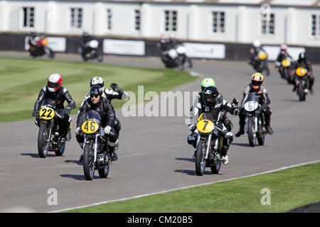 Goodwood Estate, Chichester, Royaume-Uni. 15 septembre 2012. Ewan McGregor rides a Manx Norton de l'avant du Barry Sheene memorial trophy course sur le Goodwood Revival. La renaissance est une étape magique dans le temps', présentant un mélange de voitures et de l'aviation des années 40, 50 et 60 et est l'un des plus populaires courses automobiles historiques dans le monde. Pour plus de renseignements, veuillez visiter www.goodwood.co.uk/renaissance. Banque D'Images