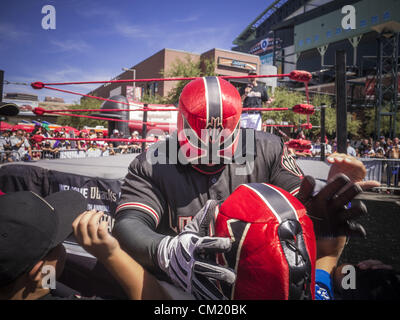 16 septembre 2012 - Phoenix, Arizona, États-Unis - un lutteur de lucha libre portant un masque de Lucha Libre Arizona Diamondbacks salue des fans avant un match dimanche. Les Diamondbacks de l'Arizona ont tenu leur 14e Journée du patrimoine hispanique, dimanche pour le coup d'envoi du Mois du patrimoine hispanique (sept. 15-oct. 15) avant le 1:10 p.m. match entre la D-dos et les Giants de San Francisco. L'attraction principale de la journée a été trois Lucha Libre USA exposition combats en face de Chase Field Stadium avant le jeu. (Crédit Image : © Jack Kurtz/ZUMAPRESS.com) Banque D'Images